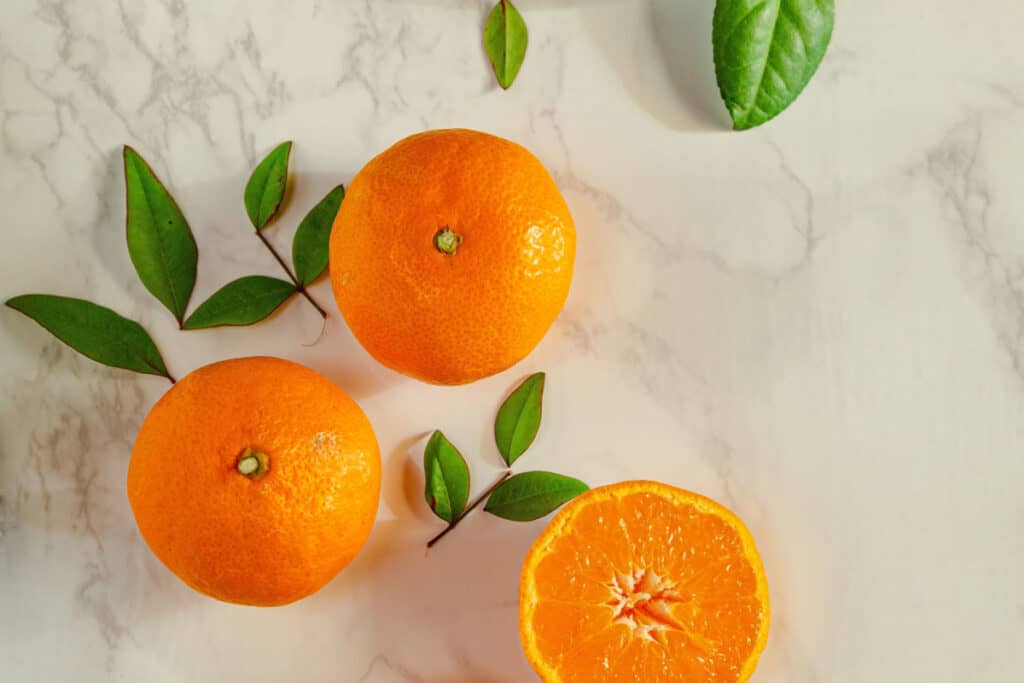 Atinnuris contiene estratto di arancia amara nella sua composizione
